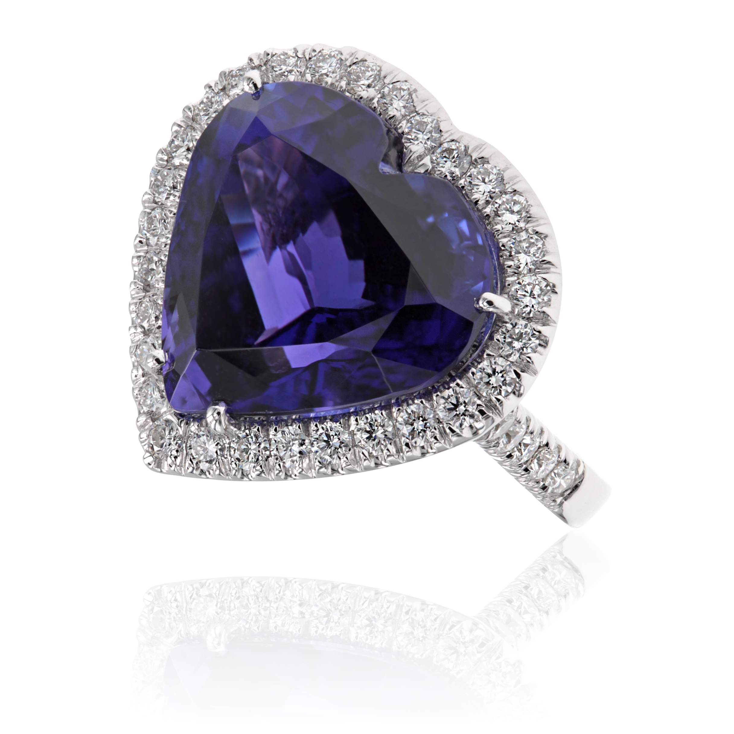 Anello in oro bianco con tanzanite taglio cuore (ct 19,68) e diamanti taglio brillante (ct 1,19)