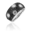 Anello a fascia in oro bianco con diamanti neri (ct 1,21) e diamanti (ct 0,20)