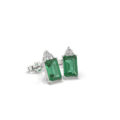 Orecchini in oro bianco con smeraldi (1,10 ct) e diamanti (0,06 ct)