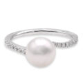 Anello in oro bianco con diamanti taglio brillante (ct 0.13) e perla  Akoya centrale