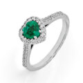 Anello in oro bianco 18 ct con smeraldo provenienza Zambia taglio cuore (0,61 ct) e diamanti taglio brillante (0,23 ct)