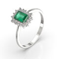 Anello in oro bianco con smeraldo (0,55 ct) e diamanti (0,16 ct)