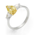 Anello in oro bianco con diamante fancy (ct 1,16) e diamanti (0,39)