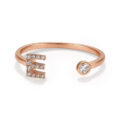 Anello in oro rosa con iniziale e diamanti