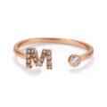 Anello in oro rosa con iniziale e diamanti