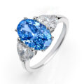 Anello in oro bianco con diamante fancy blu lab grown (ct 3,03) e diamanti lab grown (ct 1,66)