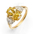 Anello in oro bianco con diamante fancy giallo lab grown (ct 3,02) e diamanti lab grown (ct 1,63)
