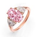 Anello in oro bianco con diamante fancy rosa lab grown (ct 3,00) e diamanti lab grown (ct 1,55)