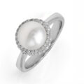 Anello in oro bianco con perla Akoya (8/8,5) e diamanti (0,32 ct)