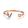 Anello in oro rosa con iniziale e diamanti