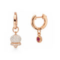Orecchini ad anella in oro rosa con campanellino con diamanti (0,20 ct) e punto luce con rubino (0,09 ct)